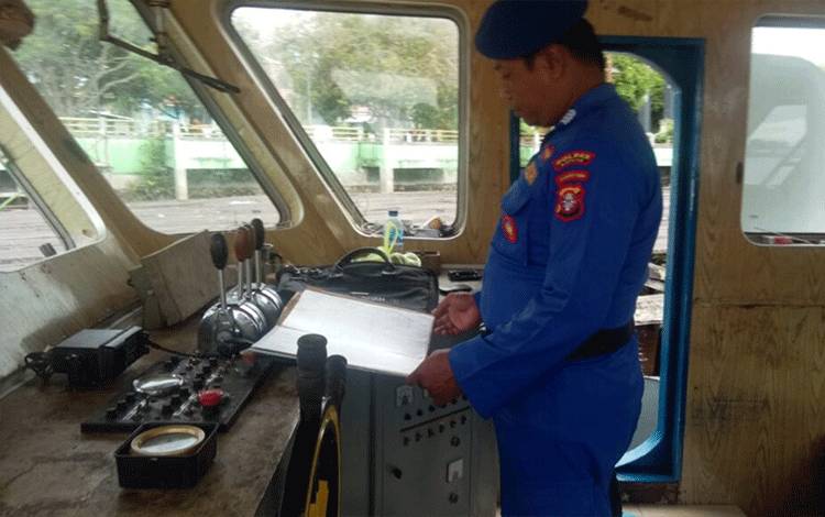 Personel Satpolairud Polres Kapuas cek Kelengkapan Kapal Berlayar