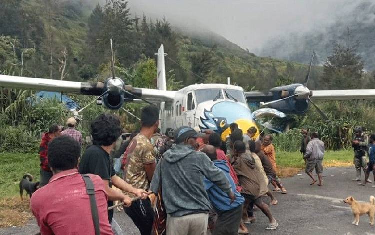 Pesawat SAM Air Berpenumpang 11 Orang Tergelincir di Beoga
