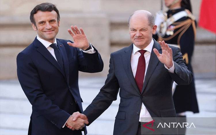 Arsip - Presiden Prancis Emmanuel Macron (kiri) menyambut Kanselir Jerman Olaf Scholz (kanan) menjelang pertemuan informal Dewan Eropa di Istana Versailles, dekat Paris, Prancis, (10/3/2022). Diskusi pada pertemuan informal Dewan Eropa di Versailles, Prancis, berfokus pada pendekatan Eropa terhadap krisis Rusia-Ukraina, seperti dikatakan Presiden Prancis Emmanuel Macron pada Kamis (10/3). ANTARA FOTO/Xinhua/Gao Jing/aww.