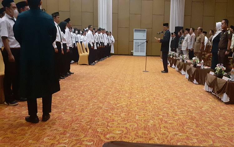 Panitia Pemungutan Suara Kobar sedang dilantik oleh Ketua KPU untuk pemilihan pemilu tahun 2024, Selasa, 24 Januari 2023. (FOTO: NURITA)