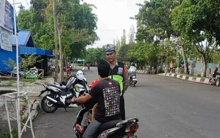 Satlantas Polres Kapuas Beri Teguran Simpatik Kepada Pengendara agar Taati Aturan Lalu Lintas