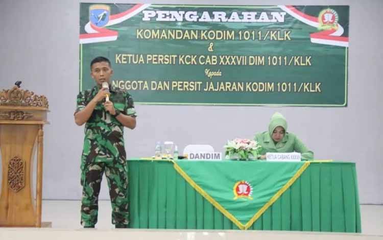 Dandim Kapuas Bersama Ketua Persit Berikan Arahan kepada Prajurit