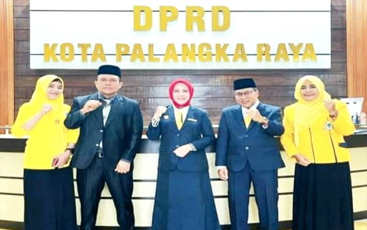 Anggota Komisi C DPRD Palangka Raya, Norhaini (kerudung merah) bersama kader partai Golkar lainnya, Rabu, 25 Januari 2023.(FOTO: Dokumentasi Norhaini)