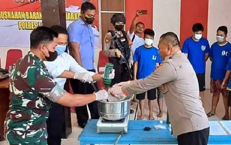 7 Ons Sabu Dimusnahkan dengan Cara Direbus