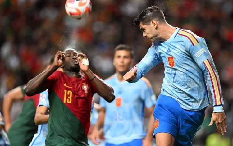 Gelandang Portugal Danilo Pereira (kiri) berdule dengan striker Spanyol Alvaro Morata dalam pertandingan Grup 2 Liga A., UEFA Nations League, antara Spanyol dan Portugal di Municipal Stadium di Braga, Portugal, pada 27 September 2022. (AFP/PATRICIA DE MELO MOREIRA)