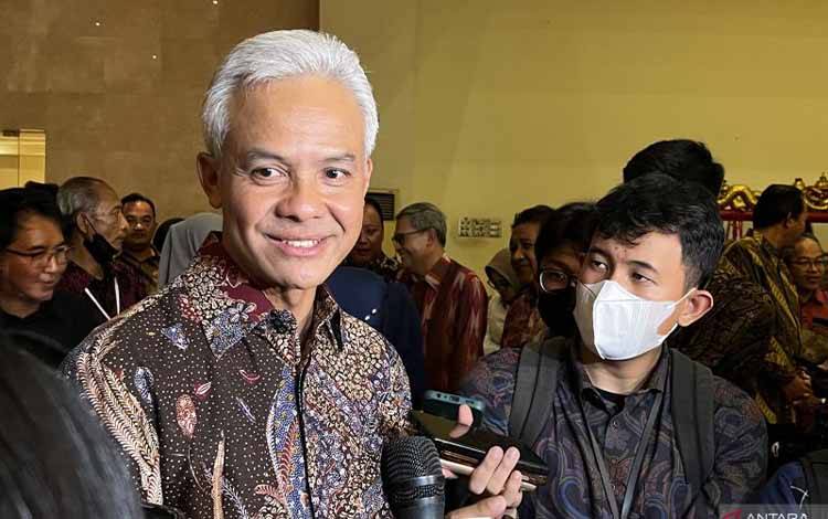 Ketua Dewan Pembina SOIna Ganjar Pranowo saat ditemui wartawan usai acara penggalangan dana bersama SOIna jelang SOWSG 2023 di Museum Nasional Jakarta, Rabu (25/1/2023). (ANTARA/Arnidhya Nur Zhafira)