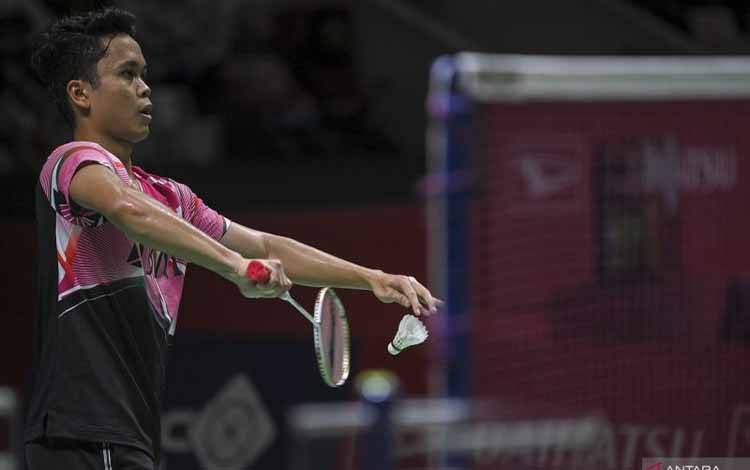 Pebulu tangkis tunggal putra Indoneia Anthony Sinisuka Ginting melakukan servis ke arah lawannya pebulu tangkis tunggal putra Hongkong Lee Cheuk Yu pada babak 32 besar turnamen Daihatsu Indonesia Masters 2023 di Istora Gelora Bung Karno, Senayan, Jakarta, Rabu (25/1/2023). . ANTARA FOTO/M Risyal Hidayat/foc. (ANTARA FOTO/M RISYAL HIDAYAT)