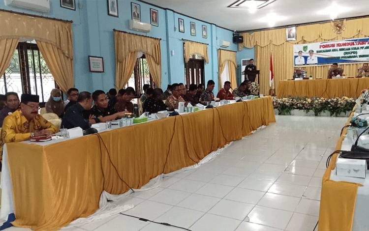 Pelaksanaan forum konsultasi publik rancangan awal RKPD Kabupaten Sukamara tahun 2024 di aula Bappeda Sukamara, Kamis, 26 Januari 2023. (FOTO:NORHASANAH)