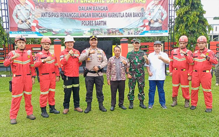 Wakil Bupati Habib Said Abdul Saleh, Kapolres Barito Timur AKBP Viddy Dasmasela dan Pabung Kodim 1012 Buntok Mayor Chk Suryanto Evan berfoto bersama petugas pemadam kebakaran milik PT Adaro Indonesia usai apel gelar personel dan sarpras, Kamis, 26 Januari 2023. (FOTO: BOLE MALO)