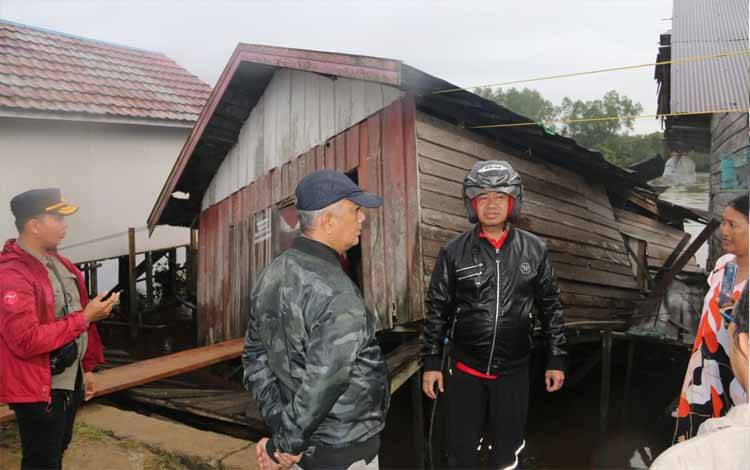 Bupati Seruyan Yulhaidir, Didampingi Kadis Perkimtan Seruyan Roby Kurniawan mengecek langsung kondisi rumah warga yang? ambruk dan hampir hanyut ( FOTO: Ist)