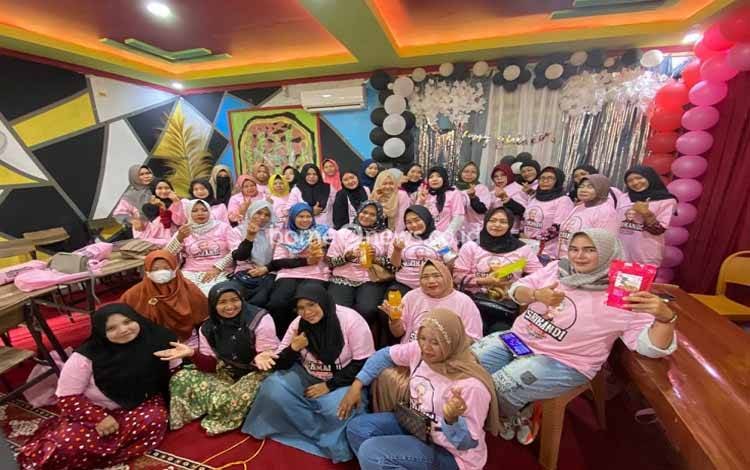 Srikandi Ganjar Kalteng dan Perempuan Milenial Belajar Membuat Oleh-Oleh Khas Barito Selatan