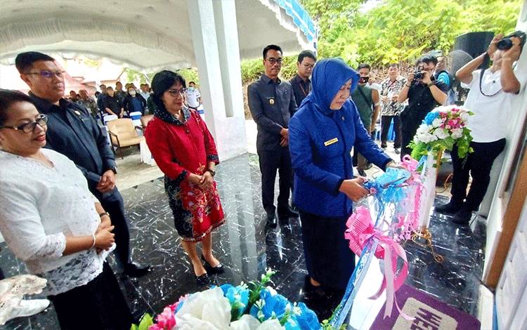Ketua DPRD Barito Utara Hj Mery Rukaini didampingi Wakil Bupati Sugianto Panala Putra dan pejabat lainnya menggunting pita tanda diresmikannya gedung Lembaga Pengembangan Pesparawi (LPP) Barito Utara. (Foto: Dhani)
