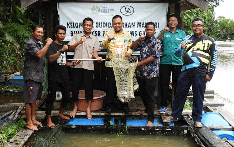 Panen raya ikan di Desa Nanuah. Kecamatan Menthobi Raya, Kabupaten Lamandau yang merupakan program pengembangan masyarakat binaan CSR PT. TSA bagian dari CBI Group, Kamis, 26 Januari 2023.