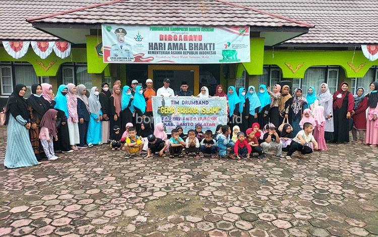 Kepala Kemenag Barsel, Arbaja foto bersama usai pelepasan mengikuti drumband tingkat provinsi, Jumat, 27 Januari 2023. (FOTO : URIUTU DJAPER)