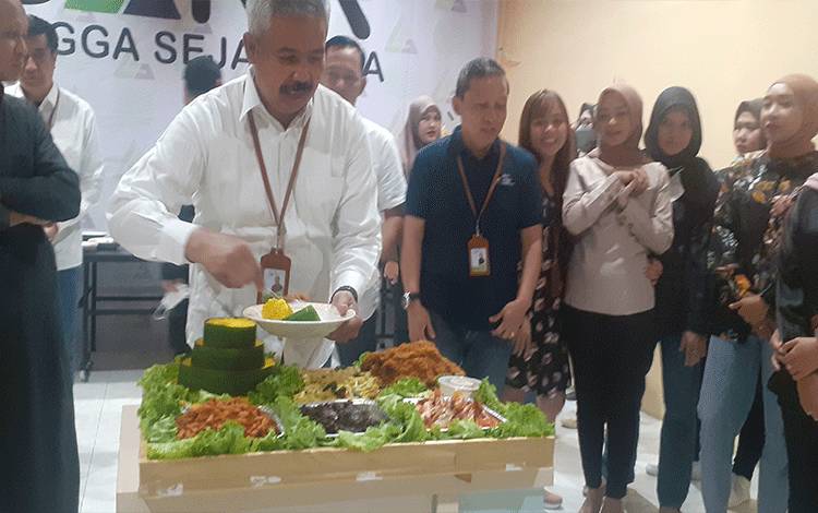 PT BPR Lingga Sejahtera Rayakan Ultah ke-31 dengan Potong Tumpeng Sebagai Rasa Syukur