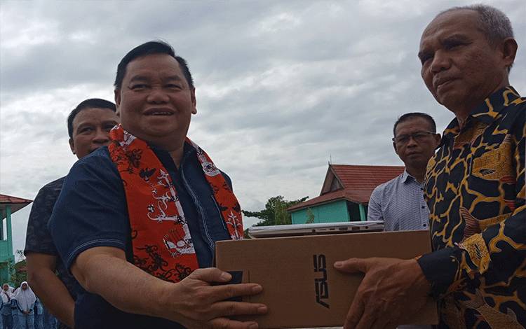Halikin Berikan Hibah Laptop Kepada 2 SMA di Kotim Demi Majukan Pendidikan
