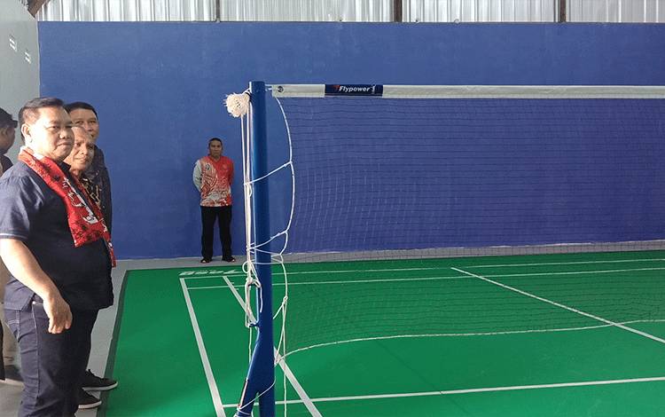 Bupati Kotim Apresiasi Pembangunan Gedung Badminton SMAN 3 Sampit Secara Mandiri