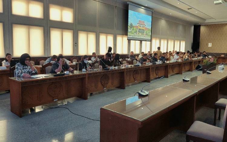 Pelaksanaan rapat pansus mendengarkan pendapat fraksi pendukung dewan terhadap 2 Raperda tekait Cagar Budaya dan Pencabutan Peraturan Daerah Nomor 4 Tahun 2013 tentang Tata Cara Tuntutan Ganti Kerugian Daerah baru-baru ini. (FOTO: DONNY D)
