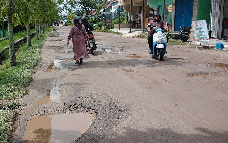 Jalan ini Segera Diperbaiki, Bupati Kotim Imbau Masyarakat Sabar Saat Proses Pembangunan