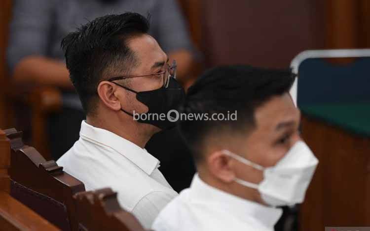 Saksi yang juga merupakan terdakwa dalam kasus dugaan perintangan penyidikan pembunuhan Brigadir Yosua, Chuck Putranto (kanan) dan Irfan Widyanto (kiri) mengikuti sidang lanjutan dengan terdakwa Arif Rachman Arifin di PN Jakarta Selatan, Jakarta, Kamis (12/1/2023). (ANTARA FOTO/Akbar Nugroho Gumay/nz)