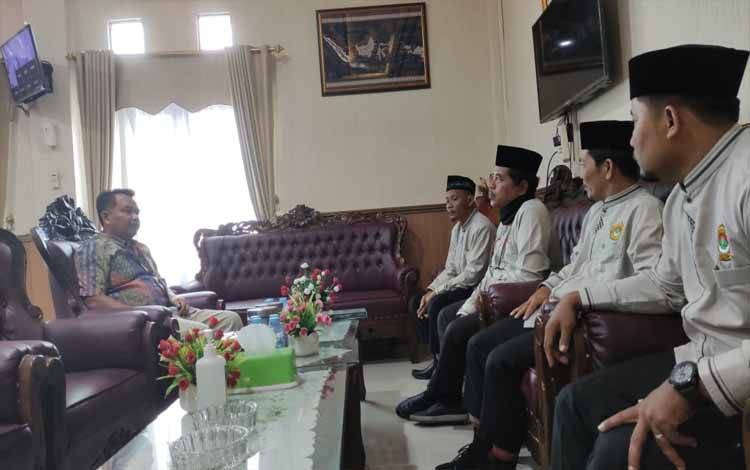 Ketua DPD LDII Kota Palangka Raya, Cholidin bersama rombongan saat konsolidasi bersama Kepala Kejaksaan Negeri Palangka Raya, Totok Bambang Sapto Dwidjo di Kejaksaan Negeri Palangka Raya, Jumat 27 Januari 2023. (HERMAWAN)
