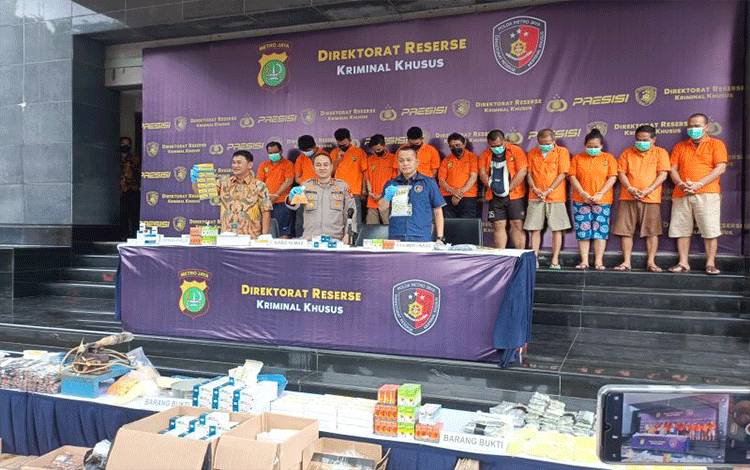 Jajaran Polda Metro Jaya menunjukkan barang bukti dan sejumlah tersangka kasus obat ilegal di Jakarta, Jumat (27/1/2023). ANTARA/Ilham Kausar.