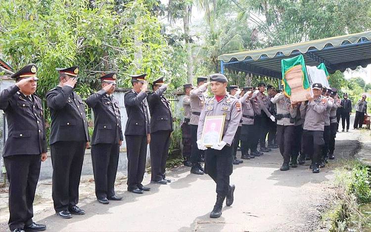 Viddy Dasmasela Pimpin Upacara Pemakaman Jenazah Kasi Humas Polres Barito Timur
