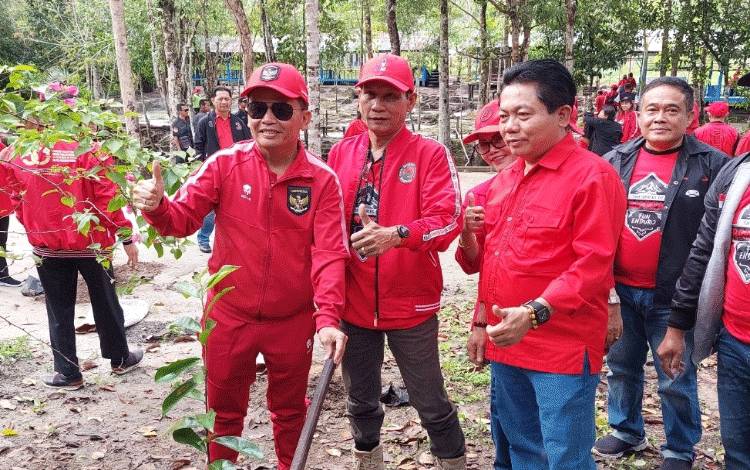 Peduli Lingkungan, PDIP Kalteng Tanam Pohon dan Bersih-Bersih Area Wisata Sei Gohong