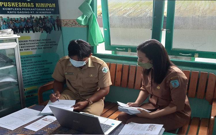 Petugas Puskesmas Kinipan tengah melakukan pendataan bagi warga yang mendapatkan bantuan kloset gratis program Stop BABS. (FOTO : HENDI NURFALAH)
