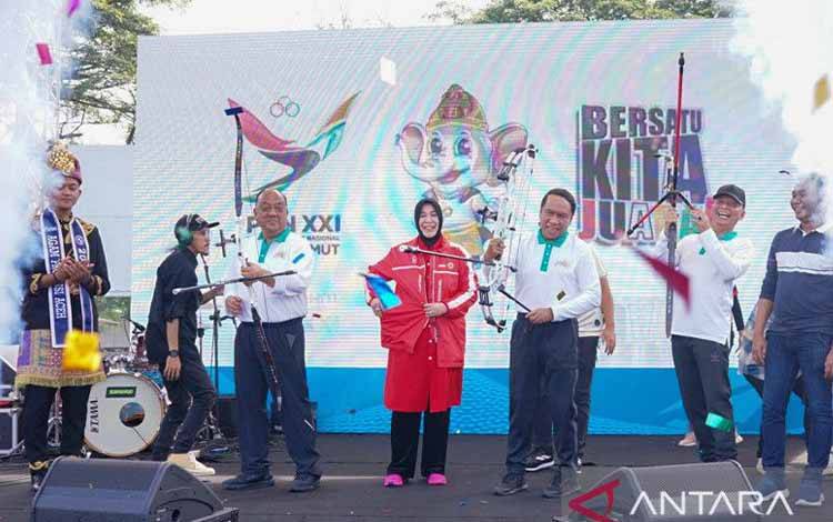 Menpora RI Zainuddin Amali (dua kanan) Pj Gubernur Aceh Achmad Marzuki (kanan) Ketua KONI Pusat Letjen TNI Purn Marciano Norman (kiri) dan Anggota Komisi X DPR RI Illiza Sa'aduddin Djamal (dua kiri) saat peluncuran maskot, logo dan tagline penyelenggaraan PON XXI Aceh - Sumut tahun 2024 di Banda Aceh, Sabtu (28/1/2023). (ANTARA/Khalis Surry)