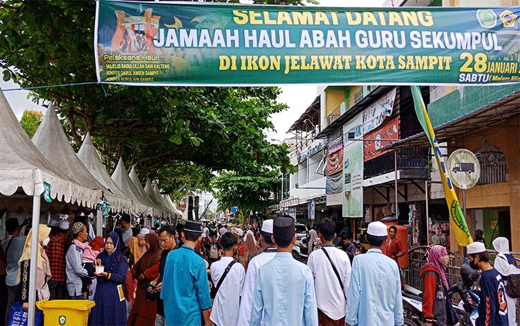Jemaah Serbu Stand Makanan Gratis Haul Abah Guru Sekumpul di Ikon Jelawat Sampit