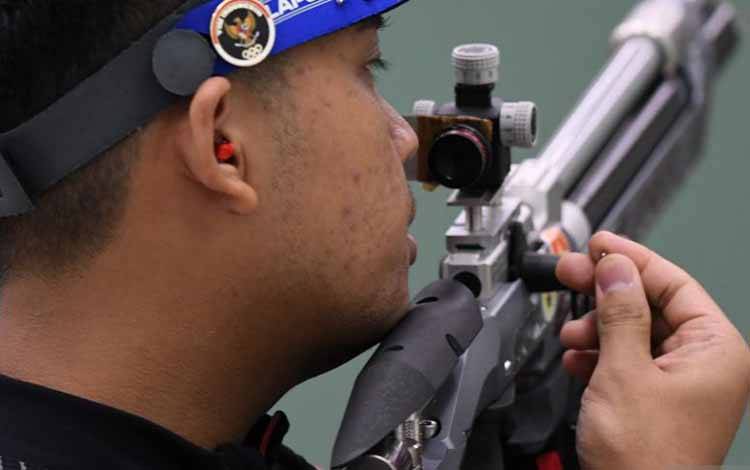 Foto arsip - Petembak Indonesia Fathur Gustafian memasukkan peluru ke dalam senapannya saat pertandingan babak final nomor 10 Meter Air Rifle (senapan angin) Tim Campuran Menembak SEA Games 2021 Vietnam di Hanoi Sports Training and Competition Center, Hanoi, Vietnam, Rabu (18/5/2022). Fathur dan Citra meraih medali emas setelah mengalahkan tim campuran petembak Singapura dengan keunggulan poin 16-10. ANTARA FOTO/Aditya Pradana Putra/wsj. (ANTARA FOTO/ADITYA PRADANA PUTRA)