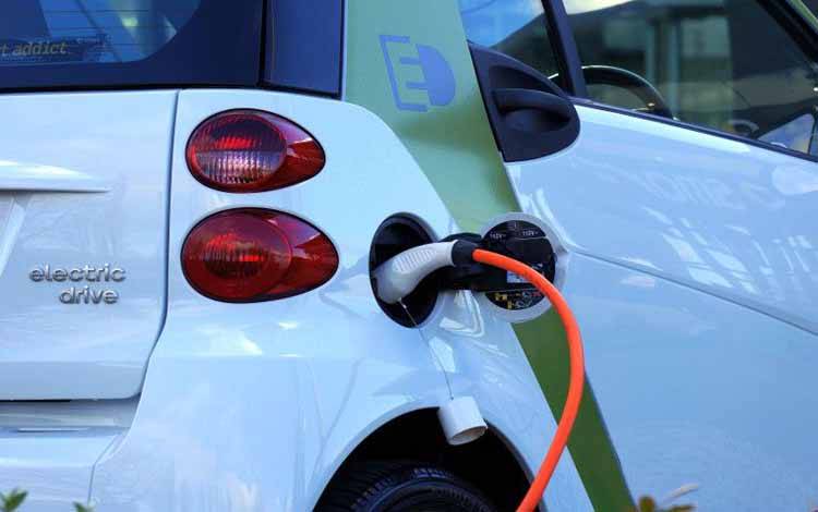 Penggunaan Tenaga Surya untuk Mobil Listrik Bantu Kurangi Emisi Karbon