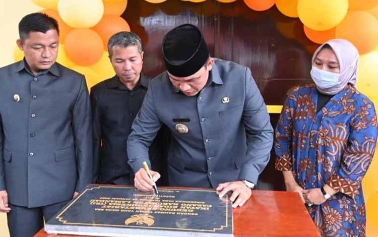Bupati Hendra Lesmana menandatangani prasasti menandai diresmikannya gedung IBI Cabang Kabupaten Lamandau. (FOTO : HENDI NURFALAH)