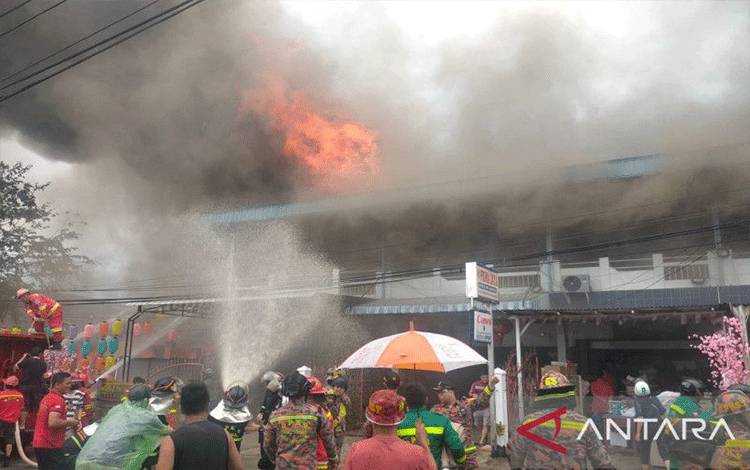 Enam Buah Ruko Terbakar saat Hujan Deras