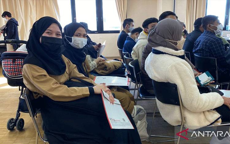 Pekerja Indonesia di Jepang, Daryati dan Rika, menunggu giliran untuk mendapatkan pelayanan keimigrasian dalam kegiatan Indonesia-Japan Friendship Day 2023 di Hamamatsu, Minggu (29/1). (ANTARA/Juwita Trisna Rahayu)