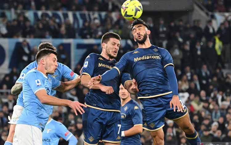 Penyerang Fiorentina Nicolas Gonzalez (kanan) menyundul bola pada pertandingan Liga Italia melawan Lazio yang dimainkan di Stadion Olimpico, Roma, Senin (30/1/2023). (ANTARA/AFP/ALBERTO PIZZOLI)