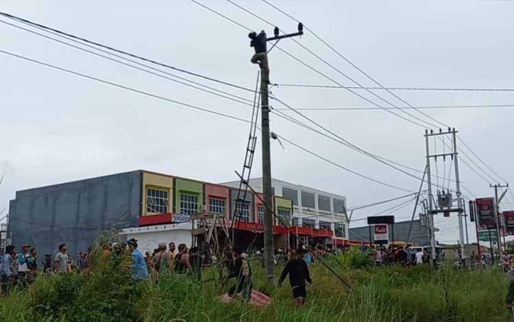Dua Orang Pria Tersengat Listrik Satu Tewas