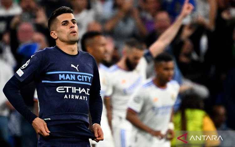 Joao Cancelo saat bermain untuk Manchester City dalam pertandingan leg kedua semifinal Liga Champions melawan Real Madrid di Santiago Bernabeu pada 4 Mei 2022. Cancelo dikabarkan sedikit lagi meninggalkan Manchester City dan bergabung ke Bayern Muenchen. ANTARA/AFP/GABRIEL BOUYS