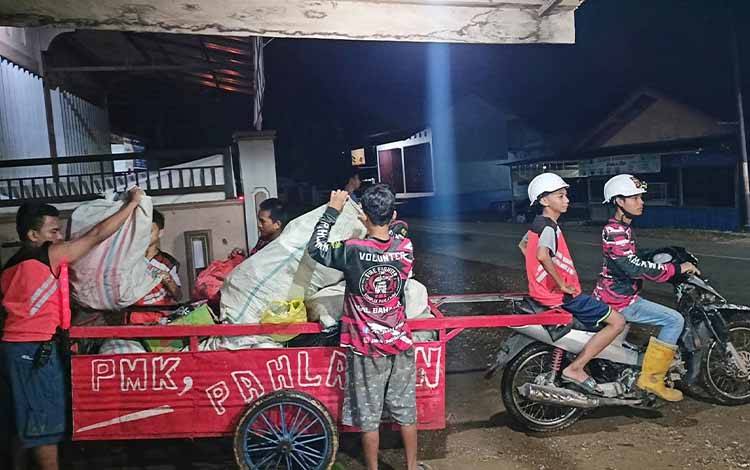 Relawan PMK Pahlawan Bantu Warga Angkut Sampah dari Pemukiman