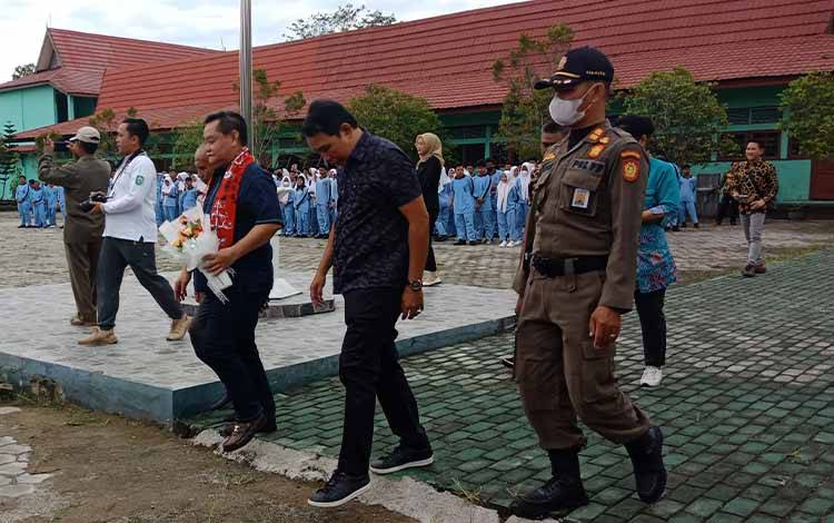 Pemkab Kotim Bantu Perbaiki Musala untuk Membangun Pendidikan Akhlak di SMAN 3 Sampit