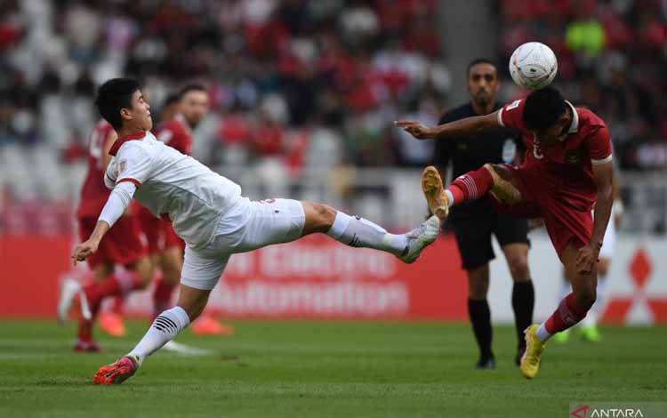 Pesepak bola timnas Indonesia Marselino Ferdinan Philipus (kanan) berebut bola dengan pesepak bola timnas Vietnam Do Duy Manh saat pertandingan leg 1 babak semifinal Piala AFF 2022 di Stadion Utama Gelora Bung Karno (SUGBK), Jakarta, Jumat (6/1/2023). ANTARA FOTO/Akbar Nugroho Gumay/aww.