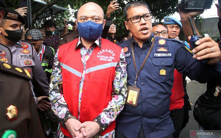 Petugas Kejaksaan menggiring tersangka kasus kejahatan narkoba Irjen Pol Teddy Minahasa (tengah) ke dalam mobil tahanan usai pelimpahan ke kejaksaan di Kejari Jakarta Barat, Jakarta Barat, Rabu (11/1/2023). . ANTARA FOTO/Muhammad Iqbal/rwa.