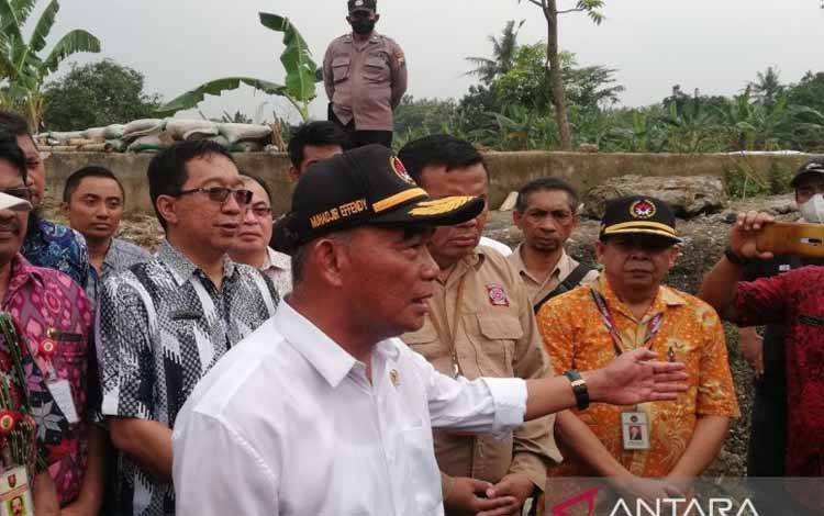 Menteri Koordinator Bidang Pembangunan Manusia dan Kebudayaan (PMK) Muhadjir Effendy saat melakukan kunjungan kerja di Semarang, Selasa (31/1/2023). ANTARA/Zuhdiar Laeis