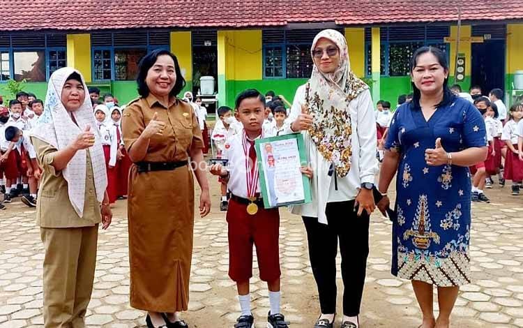 Murid SDN 4 Tamiang Layang Juara 1 Tingkat Provinsi National English and Science Olympic 2023
