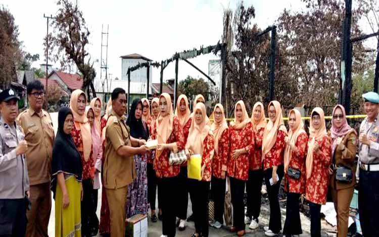 DWP Barito Utara Serahkan Bantuan untuk Korban Kebakaran di Kelurahan Lahei II