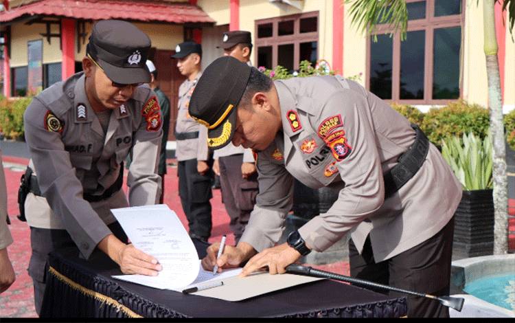 Kapolres Katingan AKBP I Gede Putu Widyana menandatangani berita acara serah terima Kapolsek Tasik Payawan dan Kamipang.