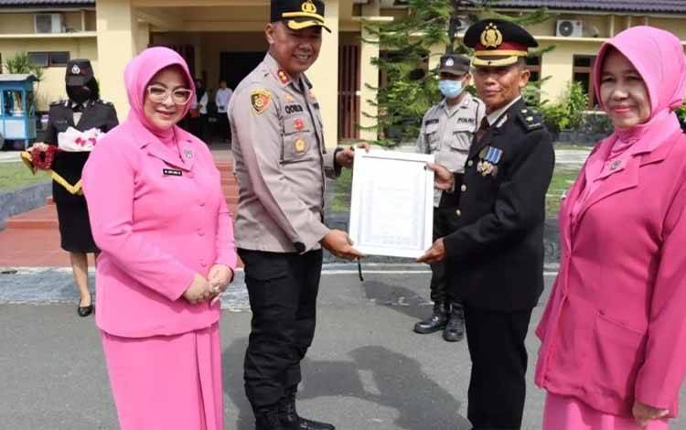 Polres Kapuas Gelar Upacara Lepas Masa Purna Bakti Satu Anggota