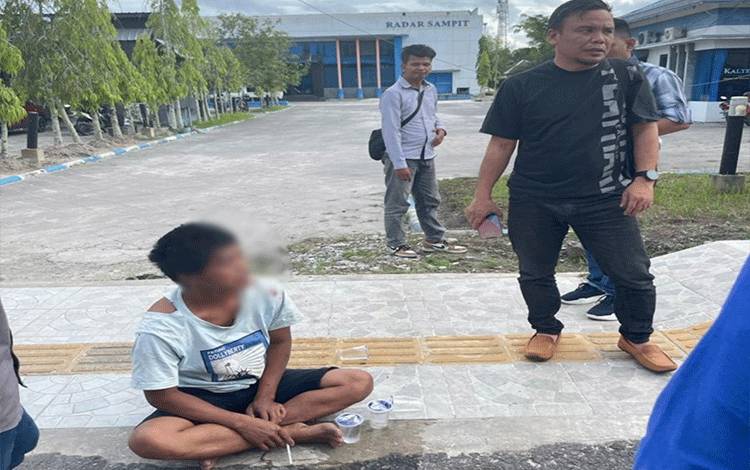 Pria Mabuk di Sampit Bikin Onar Buat Warga Geram dan Memukulinya