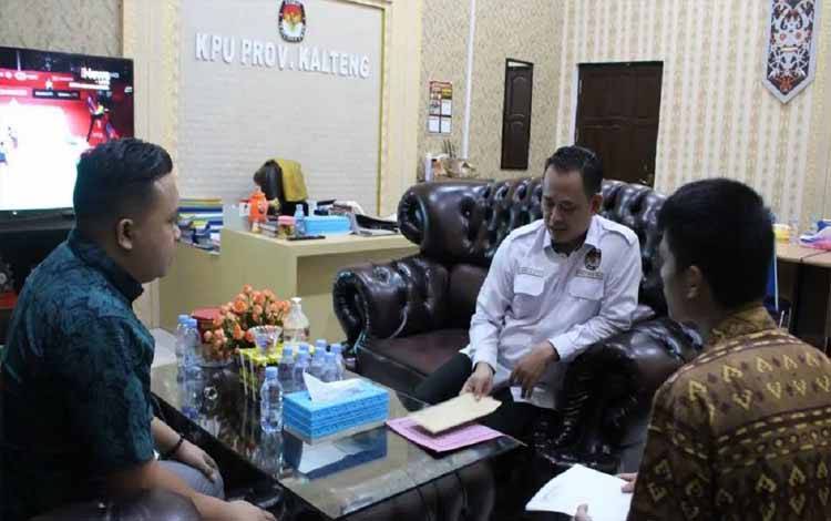 Anggota Bawaslu Provinsi Kalimantan Tengah Winsi Kuhu menyerahkan imbauan Pelaksanaan Tahapan Pemutakhiran Daftar Pemilih kepada KPU Provinsi Kalteng, Kamis, 26 Januari 2023. (FOTO: IST)